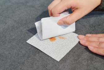 掃除機やブラシで取り除けない汚れ